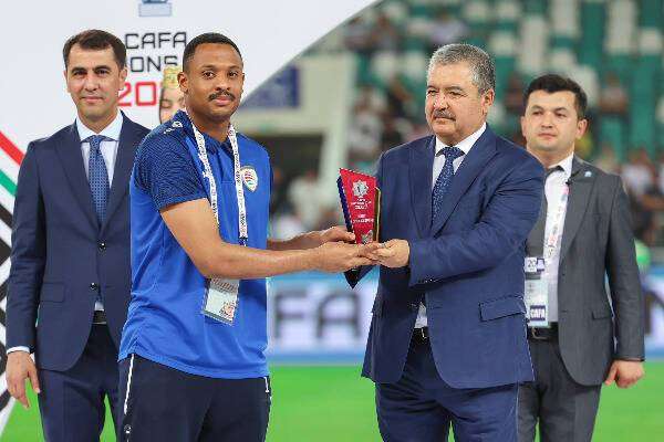 من استلام إبراهيم المخيني للجائزة