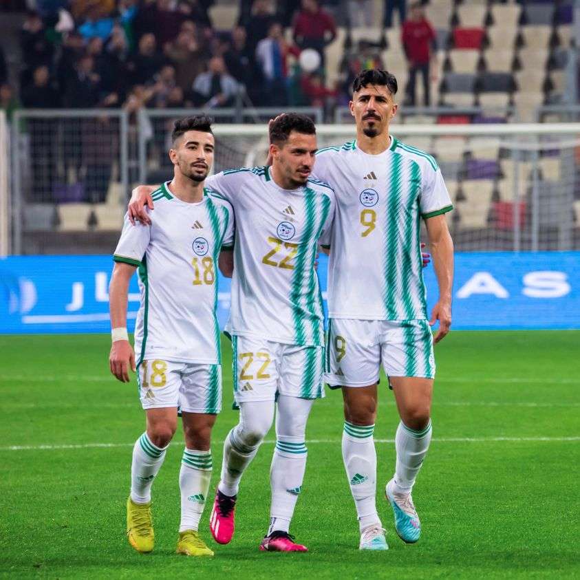 إسماعيل بن ناصر ( في الوسط)