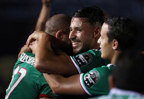 البلايلي (في الوسط)