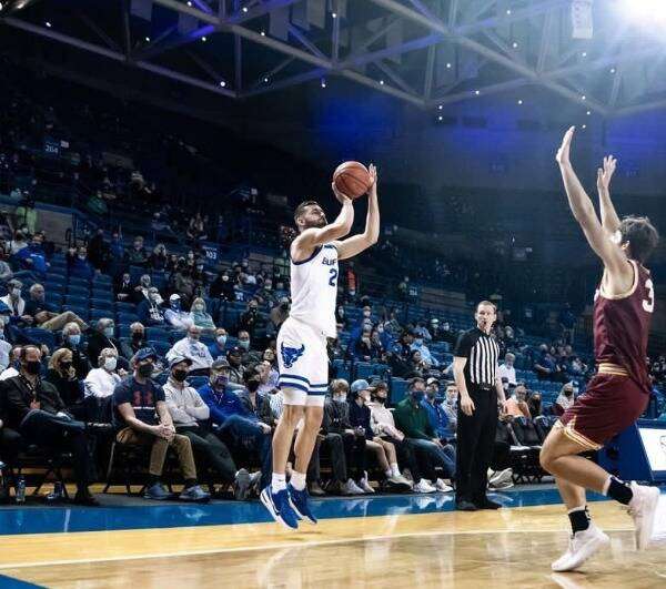 لوكاس صالح (جهة اليسار)