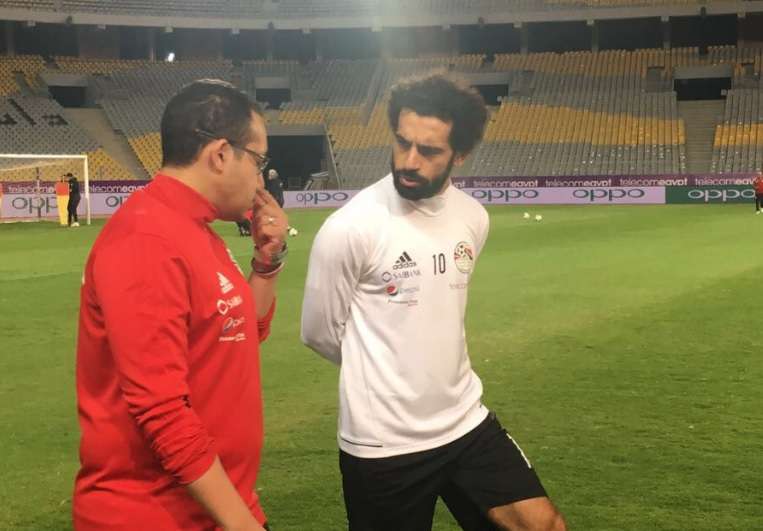 صلاح مع طبيب المنتخب