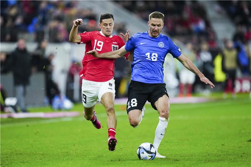 كريستوف باومغارتنر (يسار)