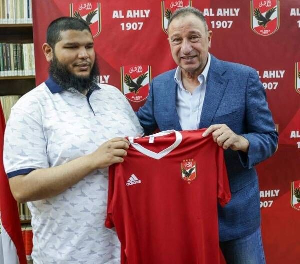 الخطيب مع مشجع الأهلي