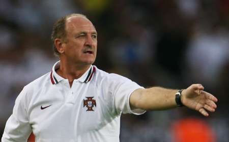 لويس فيليبي سكولاري يوجه لاعبيه في المباراة ..