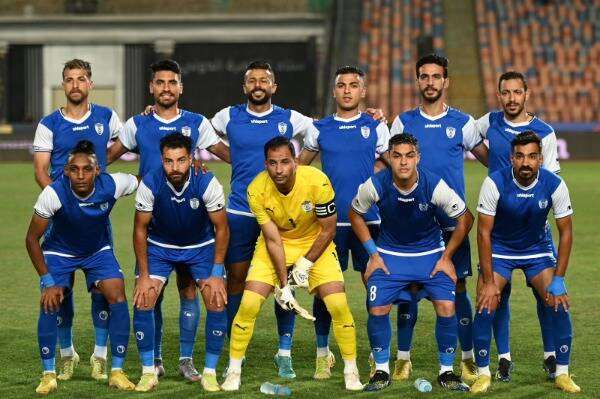 محمود كوكو مع لاعبي منتخب السويس