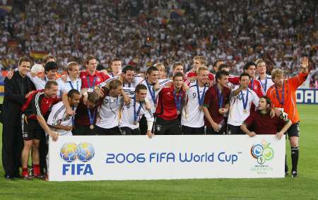 صورة تذكارية للمنتخب الألماني بعد فوزه بالمركز الثالث بكأس العالم 2006