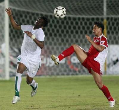 لقطة من مباراة سابقة بين المنتخبين العُماني والسعودي 