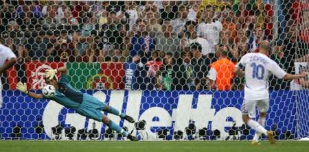 زيدان يسدد ضربة الجزاء في مرمى الحارس البرتغالي الكسندر ريكاردو