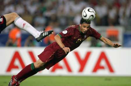 البرتغالي نونو جوميز لحظة تسجيله هدف البرتغال الوحيد في المرمى الألماني