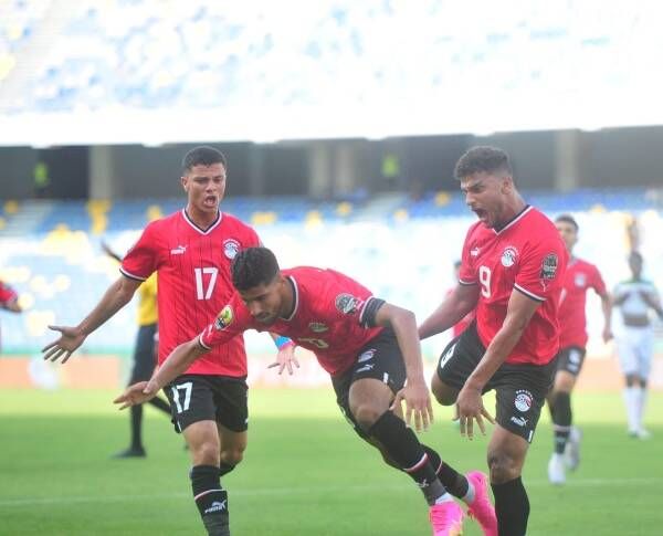 إبراهيم عادل يحتفل مع لاعبي منتخب مصر