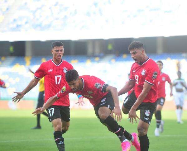 إبراهيم عادل يحتفل مع لاعبي منتخب مصر