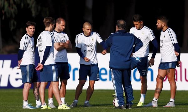 مارتينو مع ميسي (أرشيفية)