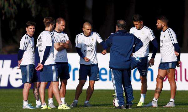 مارتينو مع ميسي (أرشيفية)