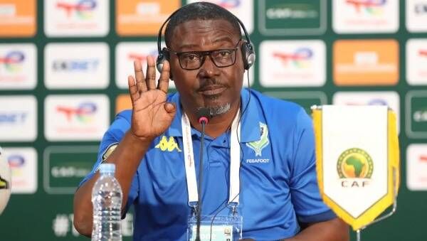 إبيلا ساتورنين - مدرب الجابون