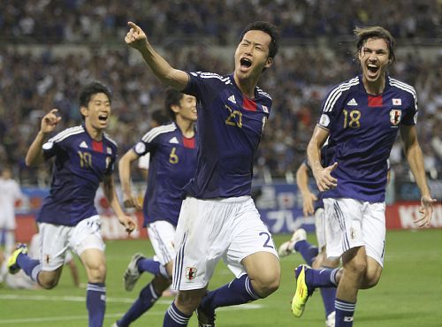 مايا يوشيدا يحتفل بعد إحرازه الهدف القاتل 