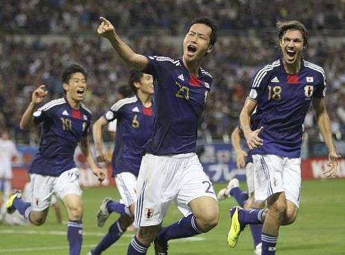 مايا يوشيدا يحتفل بعد إحرازه الهدف القاتل 