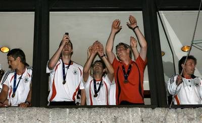 لاعبي المنتخب الألماني وتفاعل مع الجماهير المحتشدة