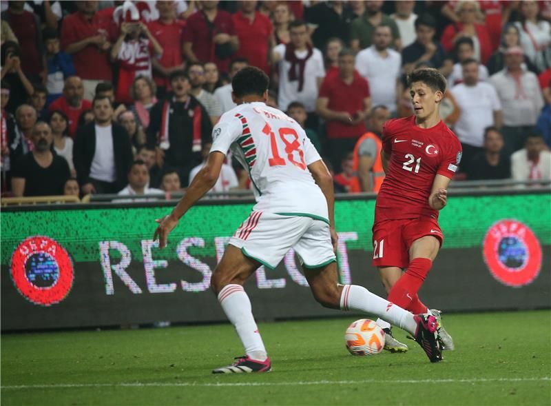 أردا جولر (يمين)