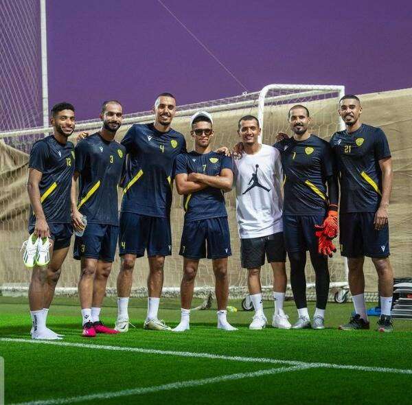 عموري (الثالث من اليمين)