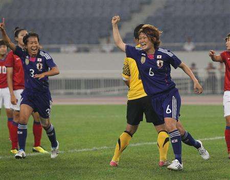 لاعبة الوسط ميزوهو ساكاجوتشي تحتفل بعد احرازها الهدف الأول بالمباراة