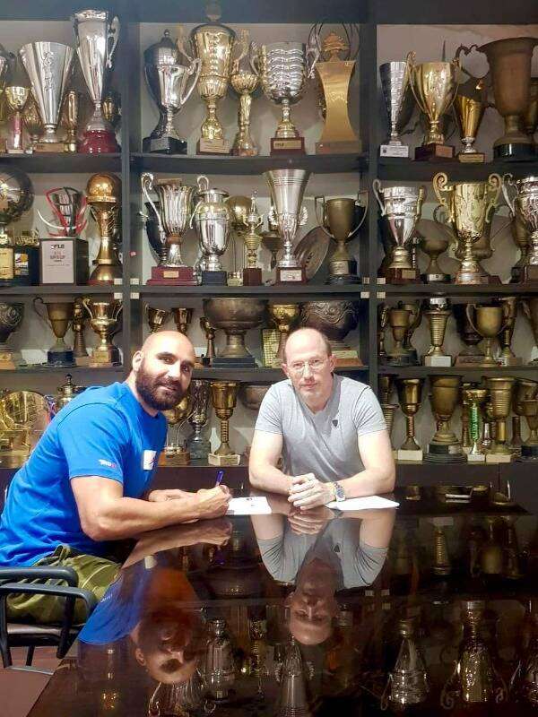 جانب من التوقيع