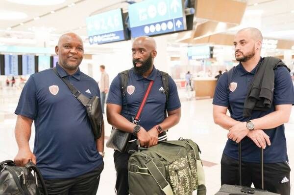 بيتسو موسيماني (يسار)