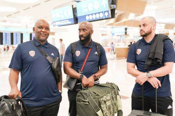 بيتسو موسيماني (يسار)