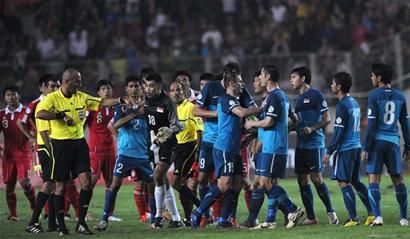 قرار ضربة الجزاء من قبل الحداد أغضب السنغافوريين وأسعد الصينيين 