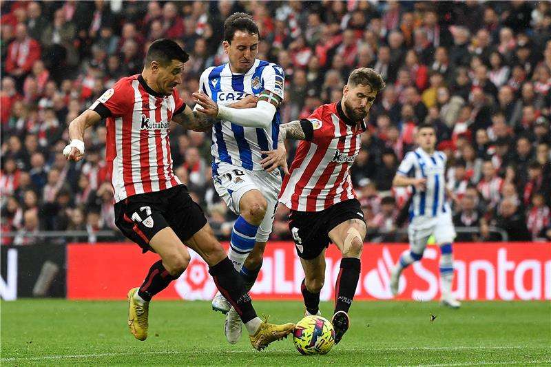 إينيجو مارتينيز (جهة اليمين)