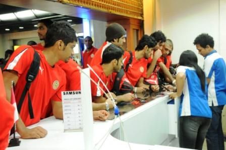 نجوم الأحمر تسابقوا على شراء بطاقات الهاتف