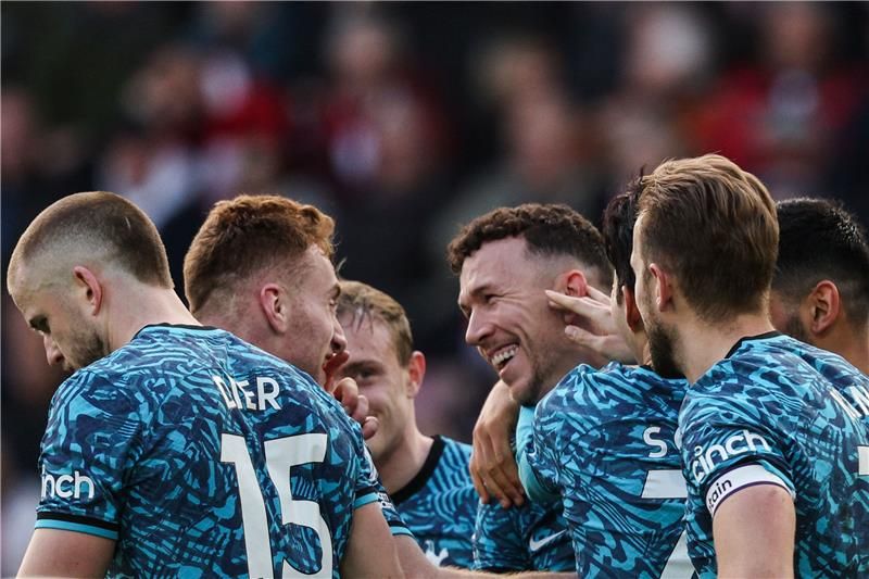 بيريسيتش وسط لاعبي توتنهام