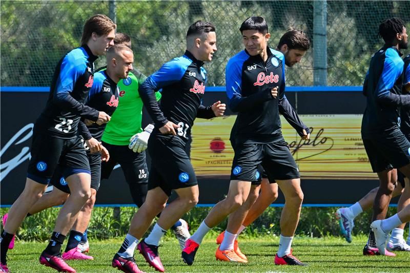 كيم وسط لاعبي نابولي