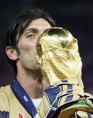 بوفون يحمل كاس العالم 