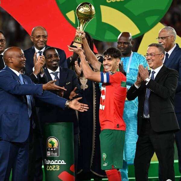 لقجع إلى جانب الزلزولي أثناء رفع لقب كان لأقل من 23 عاما