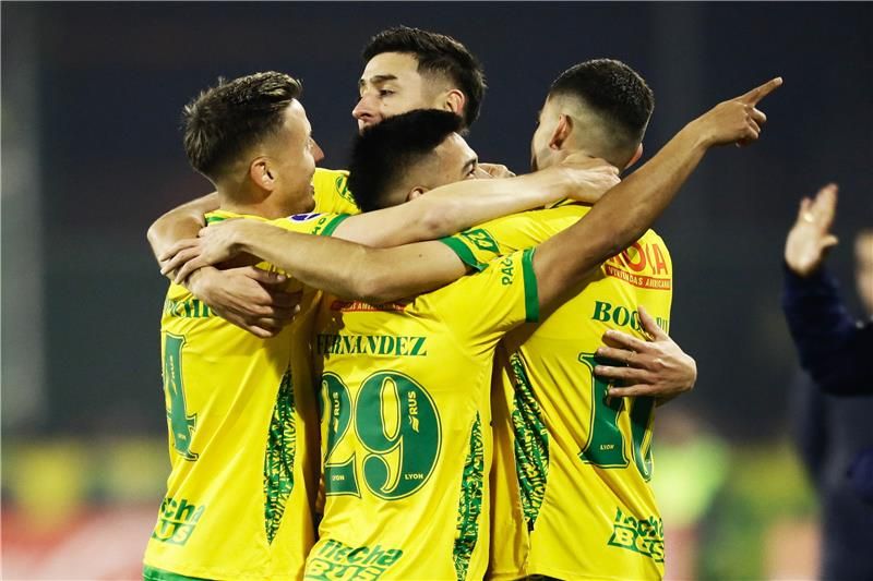 لاعبو ديفينسا خوستيكا