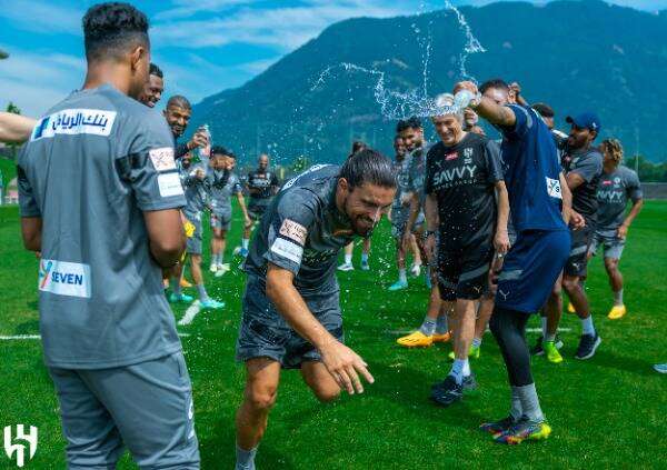 زملاء نيفيز يرحبون به