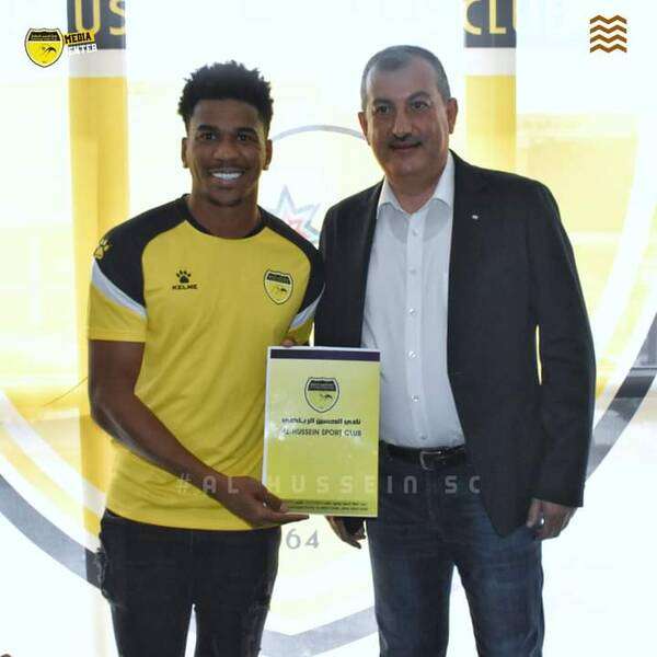 فرناندو بعد التوقيع (صورة من المركز الإعلامي للحسين اربد)