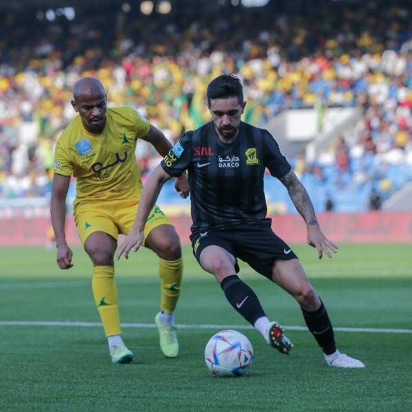 كورونادو (يمين)