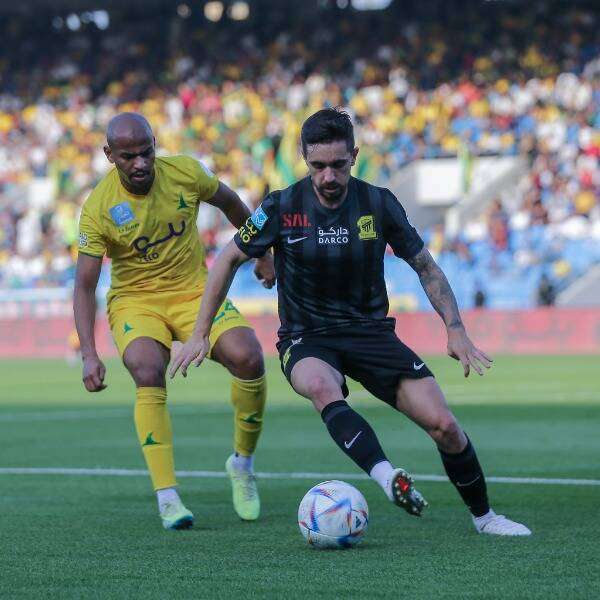 كورونادو (يمين)