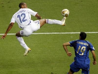 هنري في كرة مشتركة مع زامبروتا 