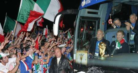 المنتخب الإيطالي يصل لمقر إقامته بعد فوزه بكأس العالم