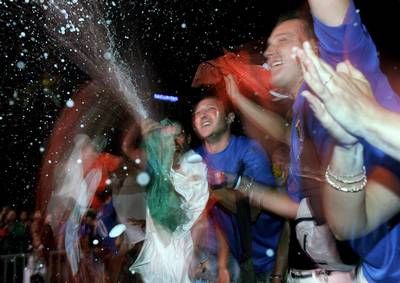 الجماهير الايطالية تحتفل بفريقها الذي توج بطلا للعالم 