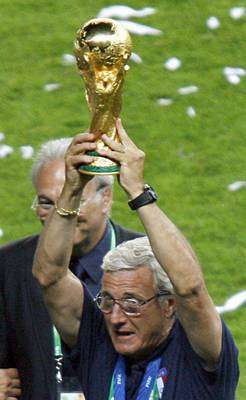 ليبي يحمل كاس العالم 