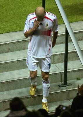 زيدان لحظة خروجه من الملعب 