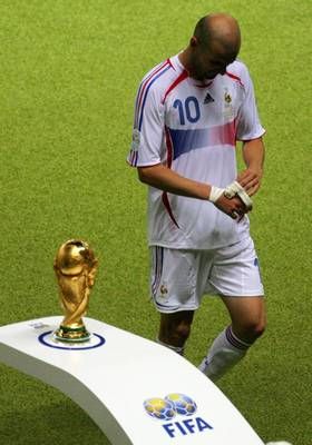 زيدان بعد طرده يمر بجوار كاس العالم 