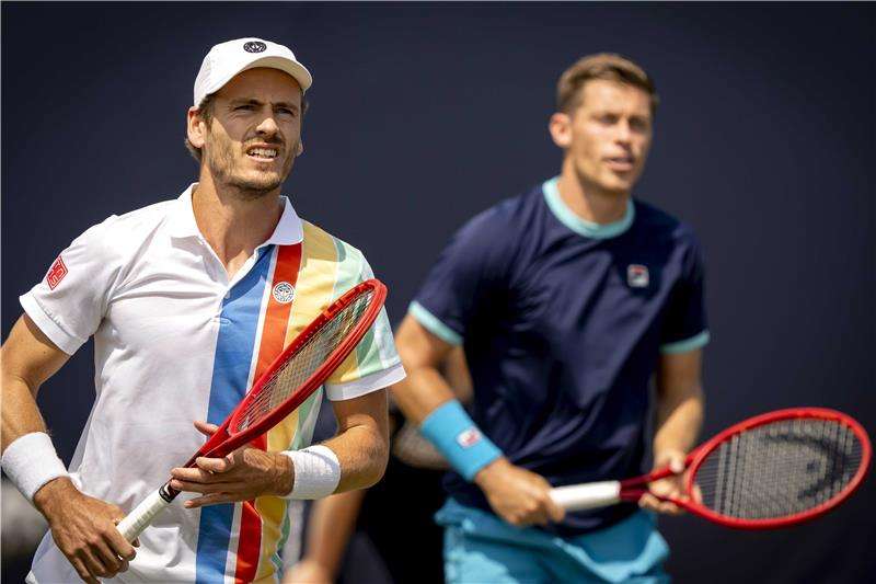 ويسلي كولهوف ونيل سكوبسكي