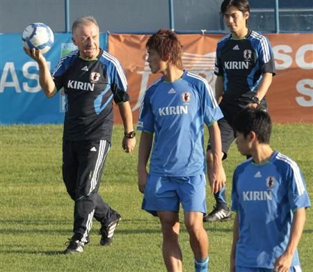 المهاجم تاداناري لي يتلقى التعليمات من زاكيروني في تدريبات اليوم