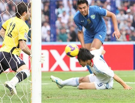 صورة تعود لعام 2009 عندما أحرز أوكازاكي الهدف الحاسم بمرمى أوزباكستان