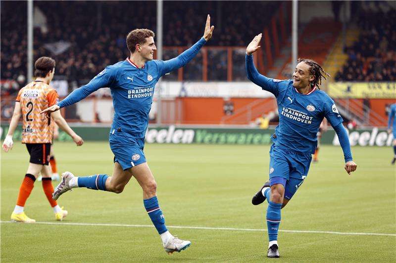 تشافي سيمونز