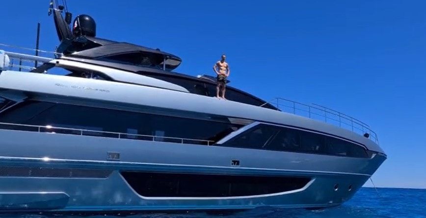 zlatan-ibrahimovic-only-vacations-on-yachts-called-unknown-because-hes-a-baller-197441_1